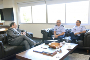 El Presidente de la DINAC Don Nelson Mendoza, recibió en su despacho al Jefe de la Misión Técnica Aeronáutica Brasileña (MTAB).