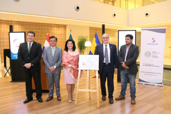 El Presidente de la DINAC, Ing. Félix Kanazawa participó del acto de entrega del certificado al Gran Bourbon como primer hotel cinco estrellas del Paraguay.
