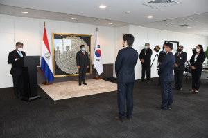 La presidencia de DINAC, condecoró al Director País de la KOICA, Sr. Man Shik Shin y al Vice Director País de la KOICA Sr. Hyunwoo Yang
