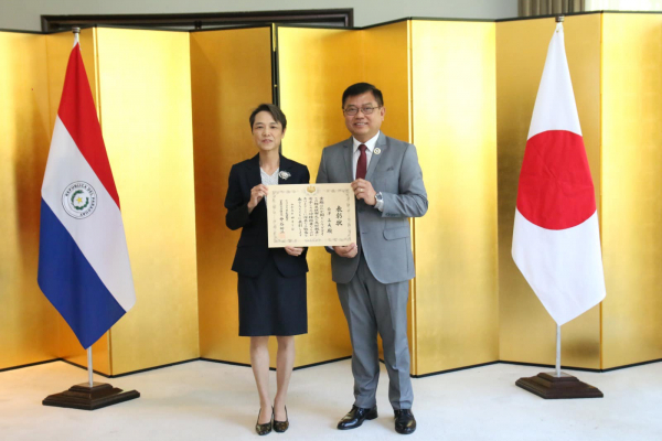 El Presidente de la DINAC, Ing. Félix Kanazawa recibió un reconocimiento otorgado por la Embajada de Japón