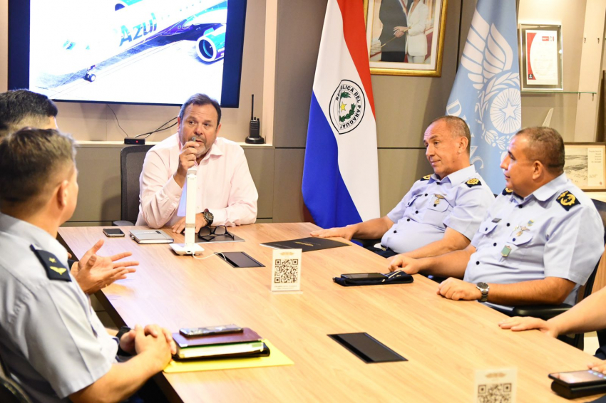 Firma de un convenio específico de cooperación entre la Dirección Nacional de Aeronáutica Civil (DINAC) y la Fuerza Aérea Paraguaya (FAP).